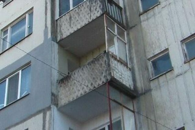 Ребенок сбросил с балкона..