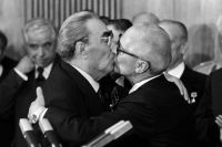 «Тройной Брежнев» - два поцелуя в щёки и контрольный - в губы. Леонид Брежнев и Эрих Хонеккер.