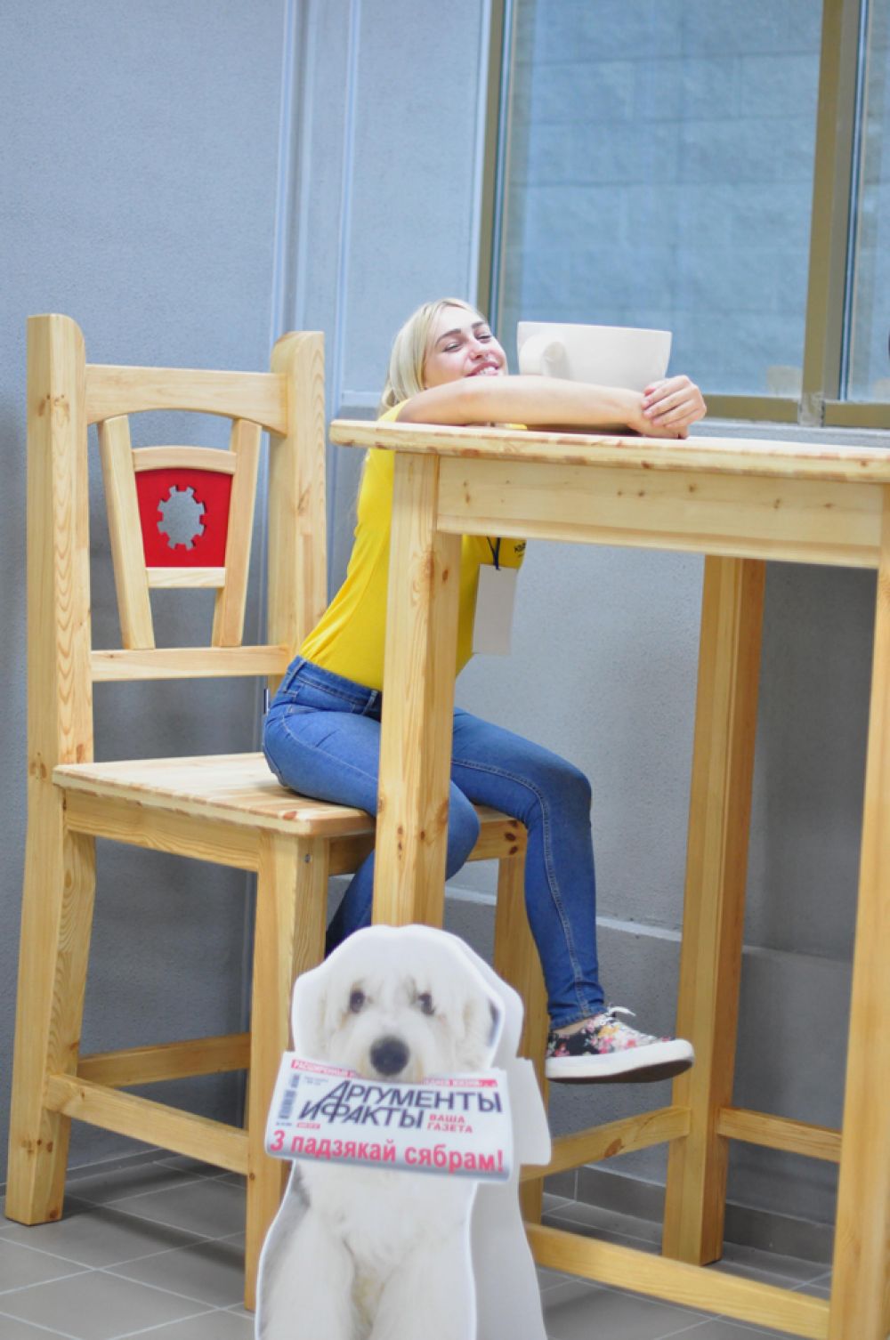 Можно даже посидеть на гигантском стуле со звездой еженедельника «Аргументы и Факты» – собачкой Аифкой