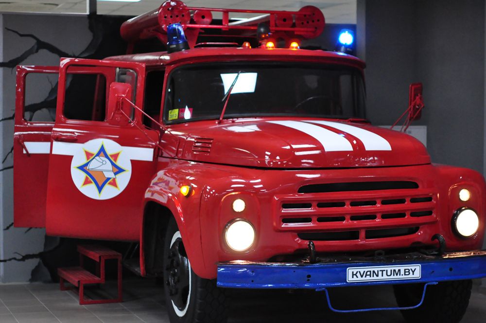 На данный момент в музее, площадью в 1 тысячи кв.м., размещено порядка 200 экспонатов. Каждый из них был изготовлен по заказу и является по-своему уникальным, как и пожарная машина – самый большой и необычный элемент интерьера.