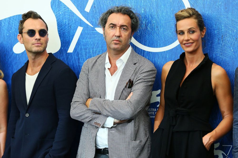 Джуд Лоу, Сесиль Де Франс и режиссер Паоло Соррентино на премьере первых двух эпизодов мини-сериала «Молодой Папа».