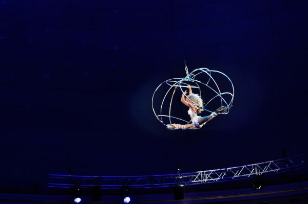 Воздушные выступления займут особое место в цирковой программе «Триумфаторы арены». Первым из них станет выступление Юлии Качан под названием «Воздушная гимнастика «Сфера»»