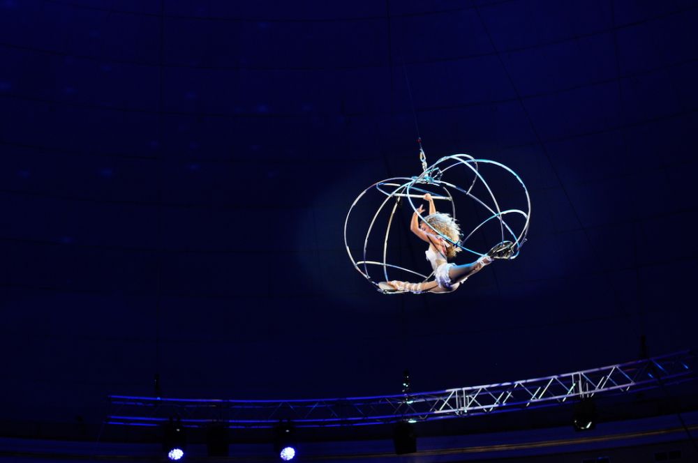 Воздушные выступления займут особое место в цирковой программе «Триумфаторы арены». Первым из них станет выступление Юлии Качан под названием «Воздушная гимнастика «Сфера»»