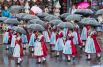 Даже дождь не может помешать параду фестивальных костюмов на «Октоберфесте».