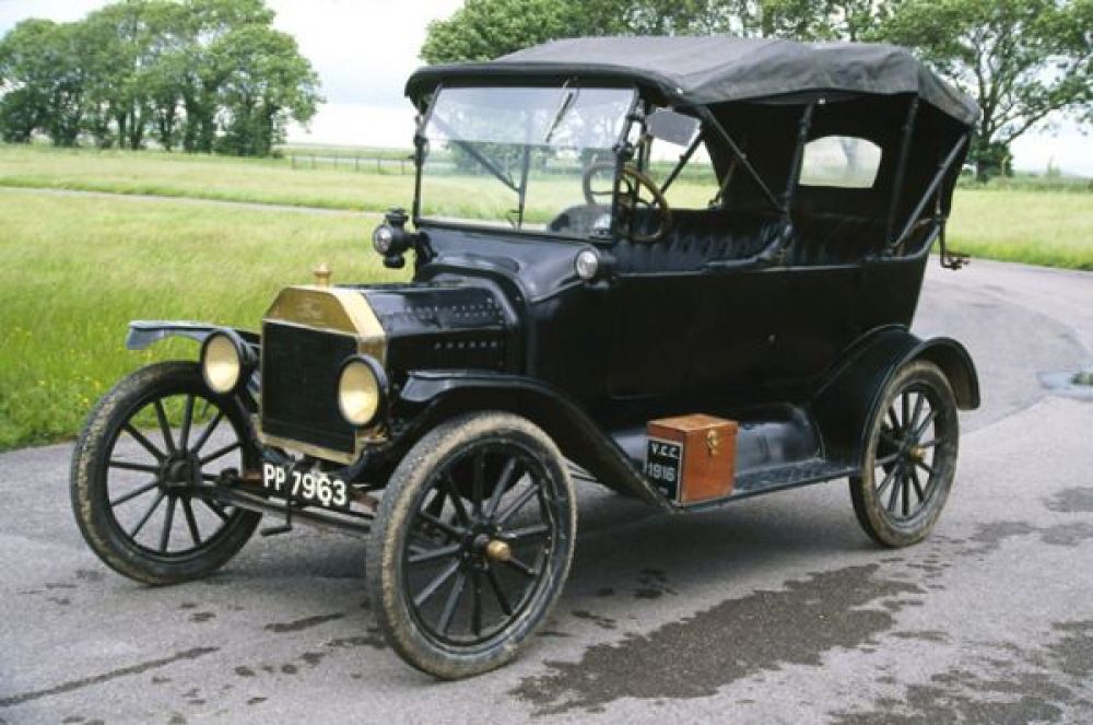 Первое место в конкурсе получил знаменитый Ford Model T. Детище Генри Форда позволило американцам массово пересесть на автомобиль и всколыхнуло в Европе волну возникновения «народных» марок. Всего с 1908 по 1927 год было продано более 15 млн машин. 