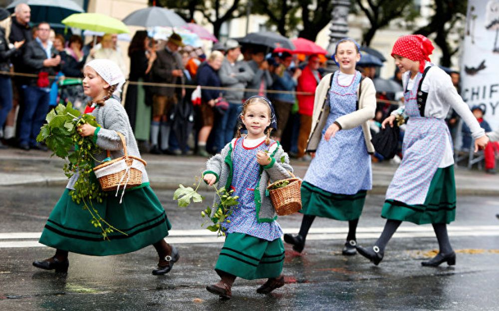 Дети в традиционных баварских нарядах во время фестиваля костюмов на «Октоберфесте».