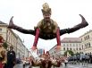 Выступление акробатов на параде фестивальных костюмов — одном из главных событий «Октоберфеста». 