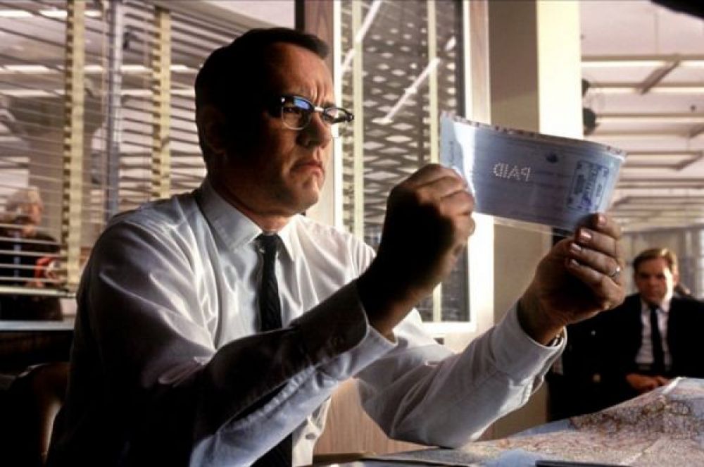 В 2002 году Том Хэнкс сыграл главные роли сразу в двух криминальных драмах. Актер вновь поработал со Стивеном Спилбергом над лентой «Поймай меня, если сможешь», сыграв агента ФБР.
