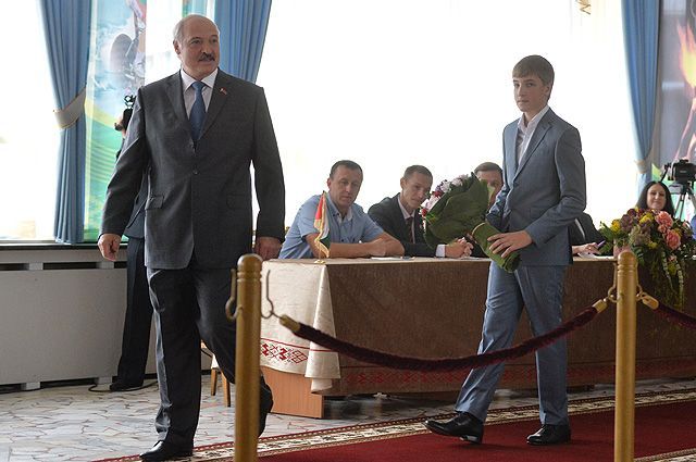  Президент Белоруссии Александр Лукашенко с сыном Николаем на участке №509 в Минске во время парламентских выборов в Белоруссии, 2016 год.