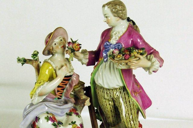 В прошлом люди были скромнее. Фарфоровая статуэтка «Девушка и юноша в саду», Германия, XIX век.