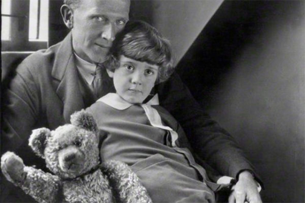 После этой встречи Кристофер Робин решил назвать подаренную ему плюшевую игрушку Винни – в честь медведицы. На фото: Алан Милн, Кристофер Робин и Винни в 1926 году.