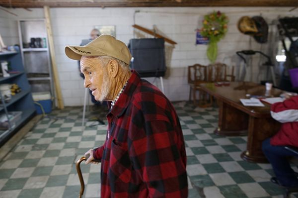 Джеймс Вебстер покидает избирательный участок, расположенный в старом магазине Wilkerson, в городе Диллон, штат Монтана.