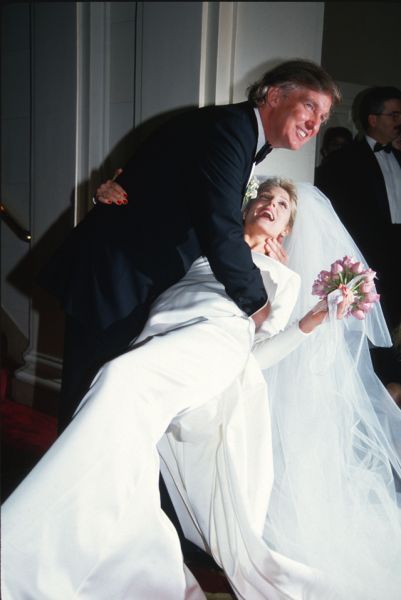 В 1993 году Трамп женился на 29-летней актрисе Марле Мейплз, с которой прожил 16 лет. От этого брака у него есть дочь Тиффани.