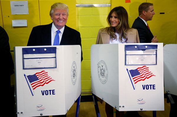 Кандидат в президенты от республиканцев Дональд Трамп и его жена Мелания проголосовали на избирательном участке в Нью-Йорке.