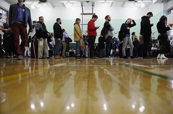 Избиратели стоят в очереди во время голосования на президентских выборах США в Бруклине, Нью-Йорк.