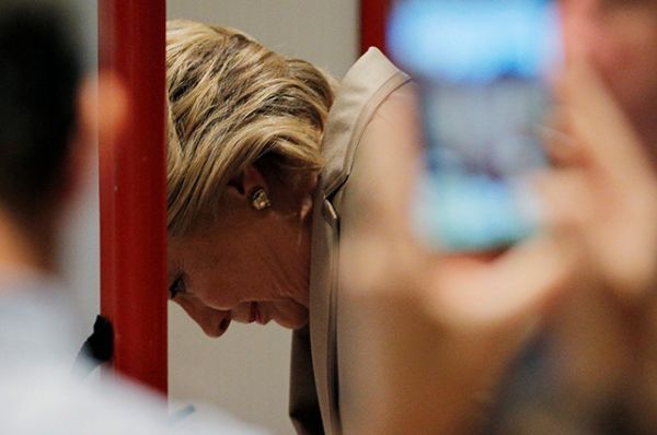 Кандидат в президенты США от демократической партии Хиллари Клинтон заполняет бюллетень на избирательном участке в Чаппаква, штат Нью-Йорк.