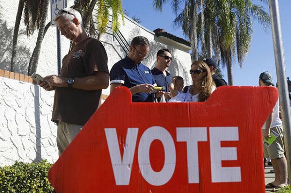 Люди на избирательном участке в Санкт-Петербурге, штат Флорида.