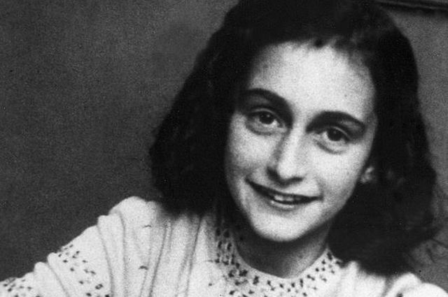 Анна Франк скончались от тифа в феврале 1945 года в концентрационном лагере.