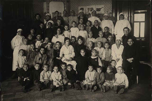 Минск, детский дом, 1920-1930 годы. На плакатах - счастливые лица, в реальности - переполненные детдома.