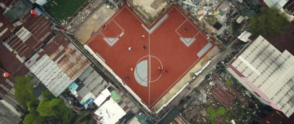 5. Футбольные поля неправильной формы, которые позволяют использовать застроить спортивными площадками любые клочки земли в центре густонаселенного Бангкока. Созданы компанией AP Thailand. 