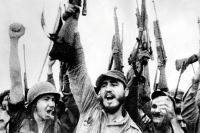 Фидель и Рауль Кастро (крайний слева) со своими сторонниками. Куба, 1959 г.