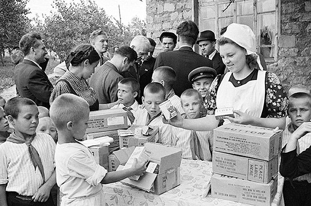Раздача продуктовых наборов по ленд-лизу, 1945 г.