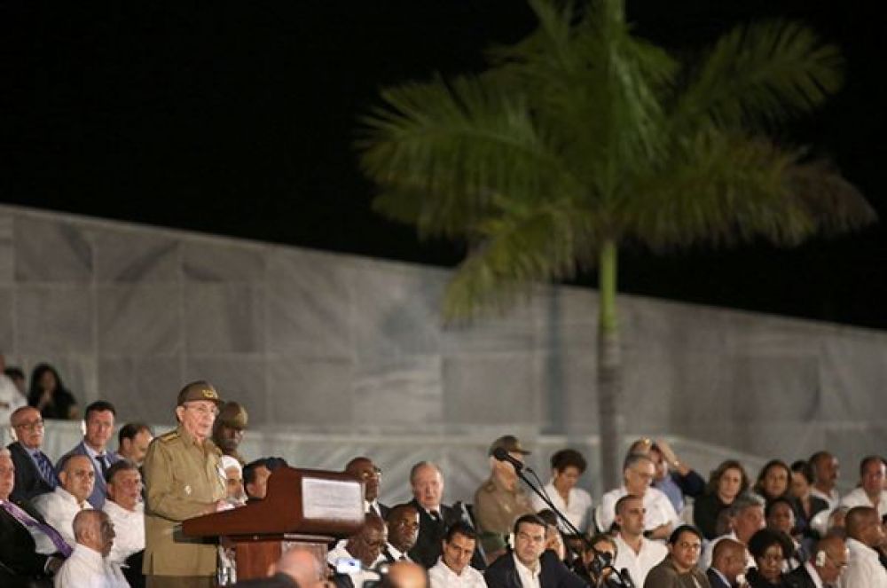 Рауль Кастро обращается с речью к участникам мероприятия.