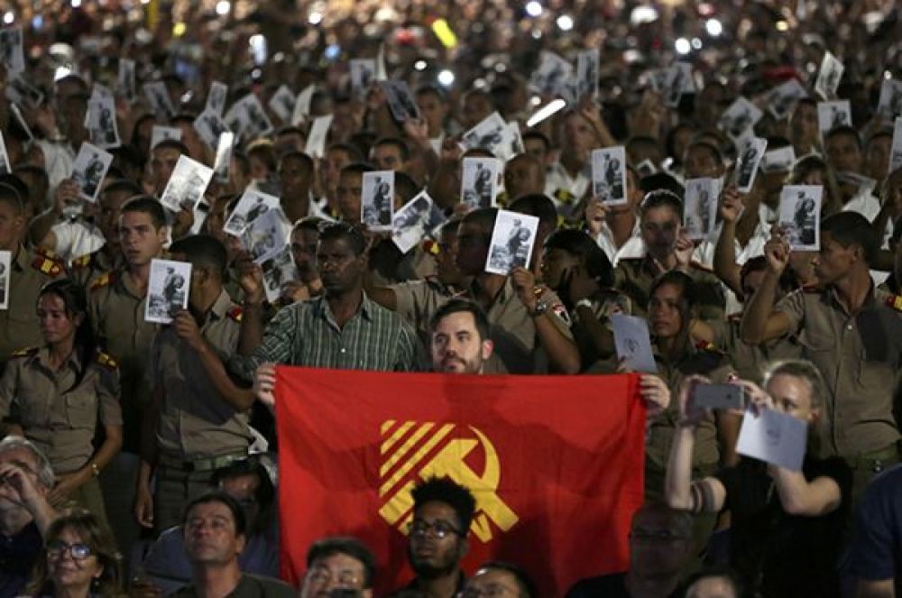 Манифестация проходит у мемориала Хосе Марти на площади Революции, ставшего главным место прощания с Фиделем Кастро.