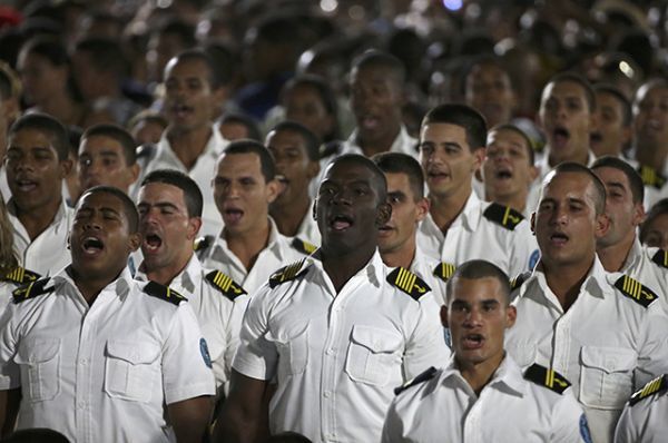 Моряки во время массового митинга на площади Революции в Гаване.