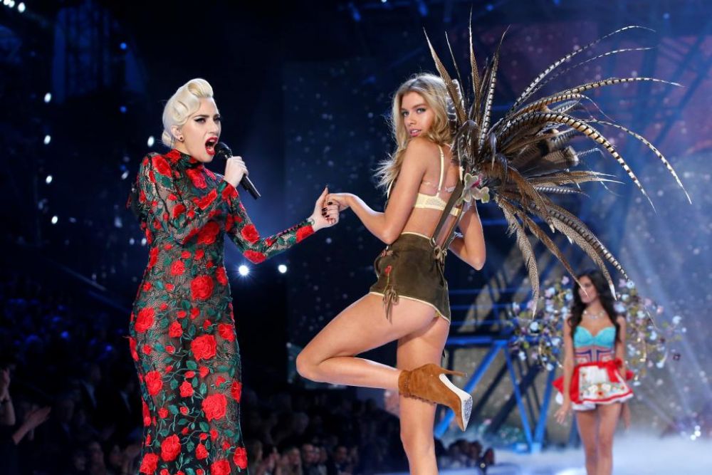 Выход моделей на подиум сопровождался живым выступлением певицы Леди Гага. Модель: Стелла Максвелл.