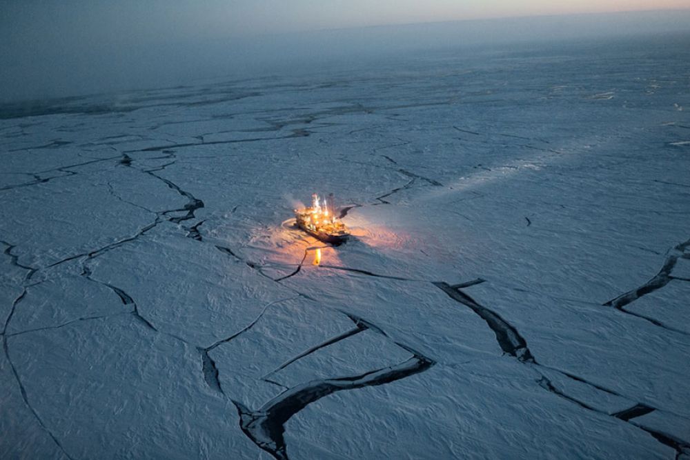 Чтобы отслеживать изменения морского льда, норвежский исследовательский ледокол Ланс дрейфовал 5 месяцев, начиная с арктической зимы, до весны.
