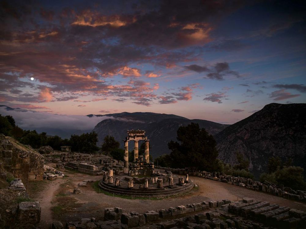Сумрак освещает Храм Афины Пронайи в Дельфи.