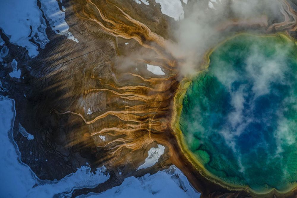 Цвета Большого призматического источника в Йеллоустонском национальном парке создаваемые термофилами: микробами, живущими в горячей воде.