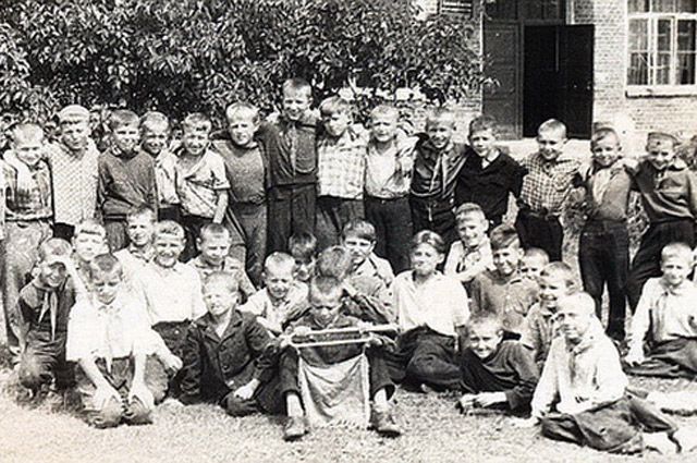 Пионеры в лагере в деревне Двор-Плино Ушачского района, 1962 год.
