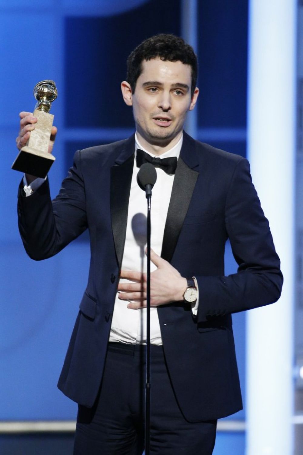 Дэмьен Шазелл получил две награды за лучшую режиссерскую работу и лучший сценарий за мюзикл «Ла-Ла Ленд».