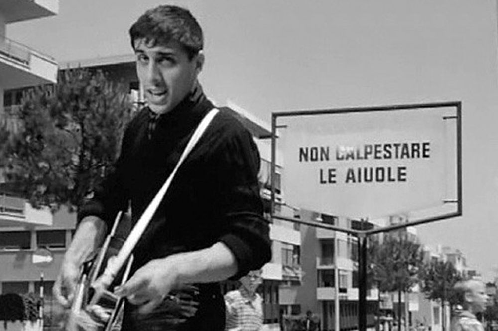 Первой крупной работой Челентано в кино стала роль в музыкальной комедии Лучио Фулчи «Ребята и музыкальный автомат» (1959 г.).