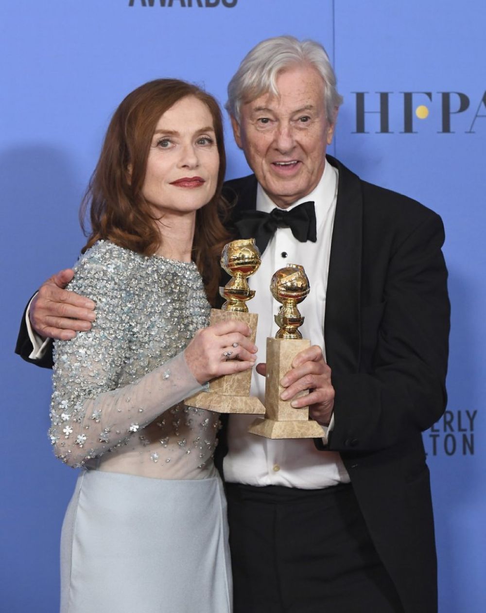 Французская актриса Изабель Юпер получила приз за лучшую женскую драматическую роль за триллер «Она». Французская лента также принесла Золотой глобус режиссеру Полу Верховену, став лучшим фильмом на иностранном языке.
