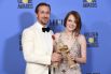 За роли в мюзикле «Ла-Ла Ленд» актеры Райан Гослинг и Эмма Стоун получили призы, как лучший актер и актриса в комедии или мюзикле, соответственно.