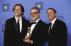 Режиссер Байрон Ховард (слева), продюсер Кларк Спенсер (в центре) и режиссер Рич Мур держат награду за лучший анимационный фильм «Зверополис».