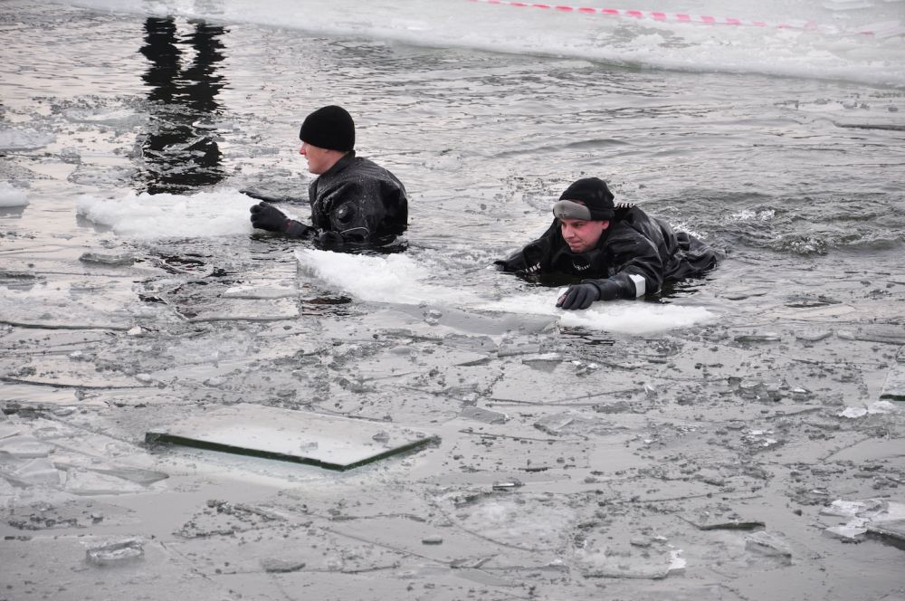 По словам спасателей, только за первый день окунания в прорубь на спасательную станцию «Комсомольское озеро» пришло более 1500 человек