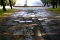 Дорога от входа в парк к фонтану покрыта старыми раздолбанными плитами.