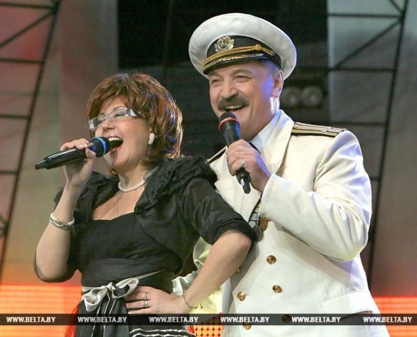 Ядвига Поплавская и Александр Тиханович во время концерта «Память сердца» в Летнем амфитеатре. Витебск, 2009 год