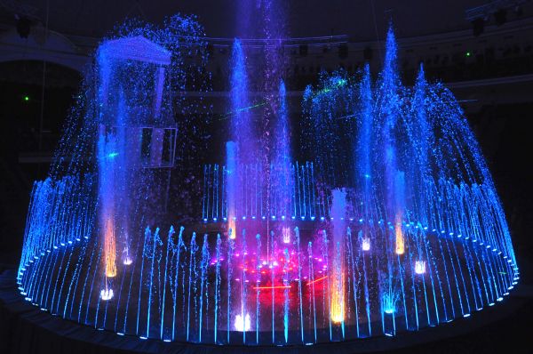 По словам технического директора проекта Юрия Базанова, на арене установлено более 600 фонтанов, которые позволяют поднимать в воздух более 2 тонн воды в минуту.