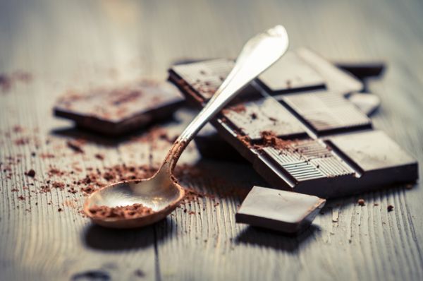 Шоколад. Содержит кофеин. Чтобы прогнать сон и проснуться, достаточно пары квадратиков темного шоколада.