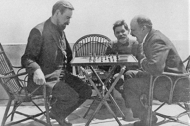 Владимир Ленин играет в шахматы с Александром Богдановым во время посещения Максима Горького в апреле 1908 года. 