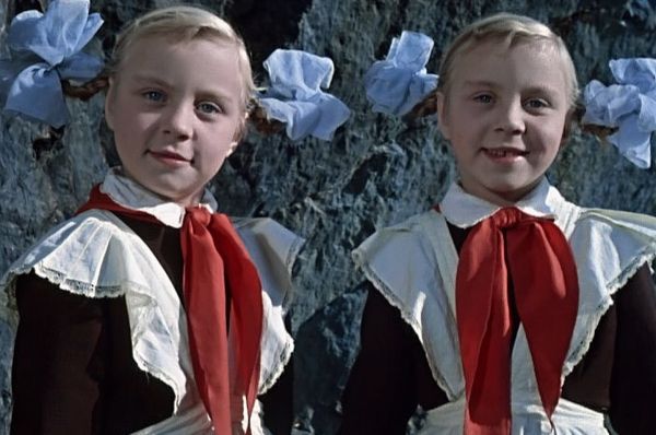 В 1963 году на экраны вышла сказка «Королевство кривых зеркал», снятое Александром Роу. Главные роли в картине исполнили сёстры-близнецы Юкины – Ольга и Татьяна. Для обеих эти съёмки стали первыми в жизни – им тогда было по десять лет.