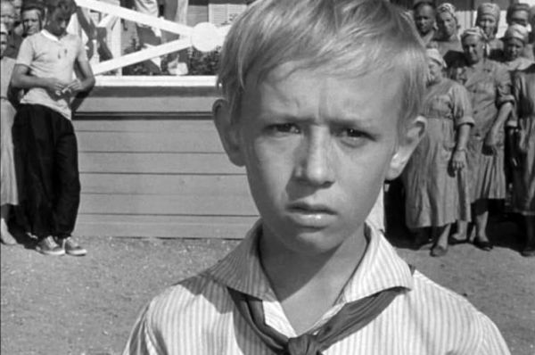 В 14 лет на экране дебютировал Виктор Косых – он сыграл главную роль в комедии «Добро пожаловать, или Посторонним вход воспрещён» 1964 года. Его партнёром по площадке в этой картине стал знаменитый актёр Евгений Евстигнеев.