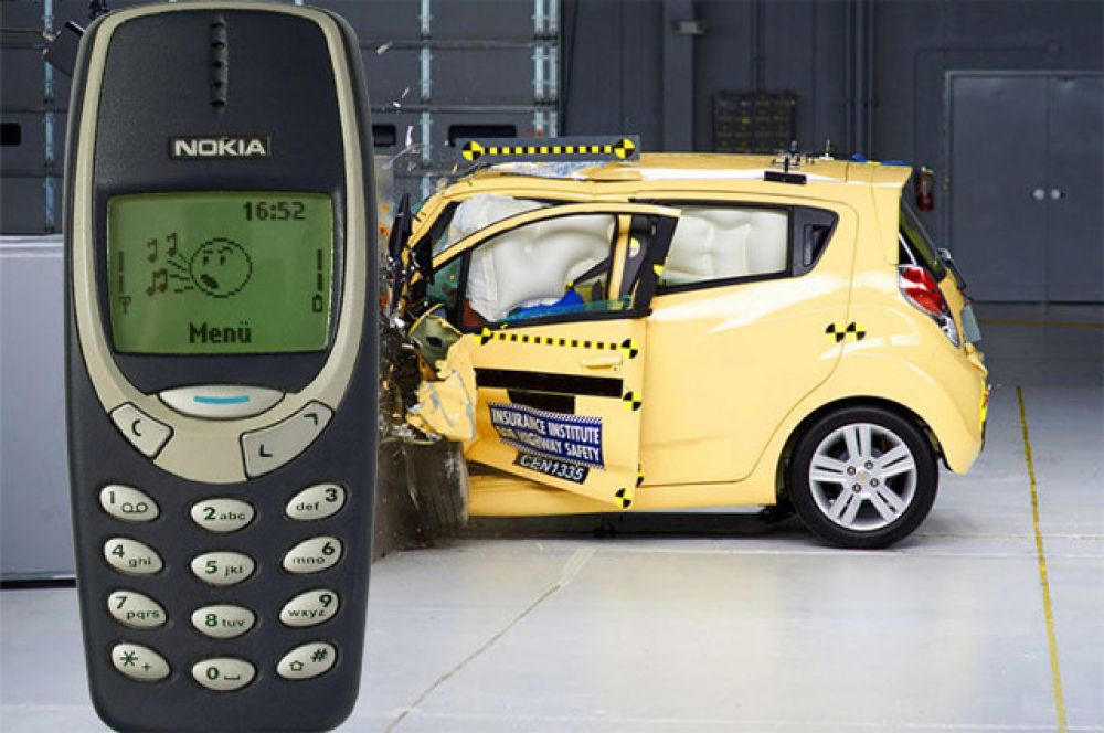 Краш-тест с участием Nokia 3310.
