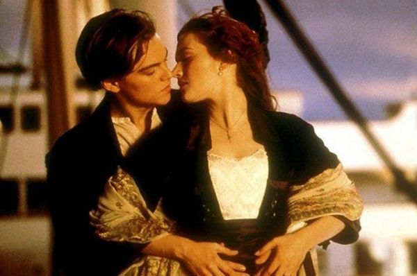 1 место – поцелуй Леонардо Ди Каприо и Кейт Уинслет на палубе «Титаника».