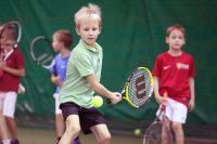Сегодня в теннисные секции отдают детей начиная с 3-4 лет.